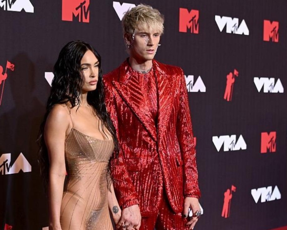 Актрисата и рапърът са решили да узаконят ексцентричната си връзка